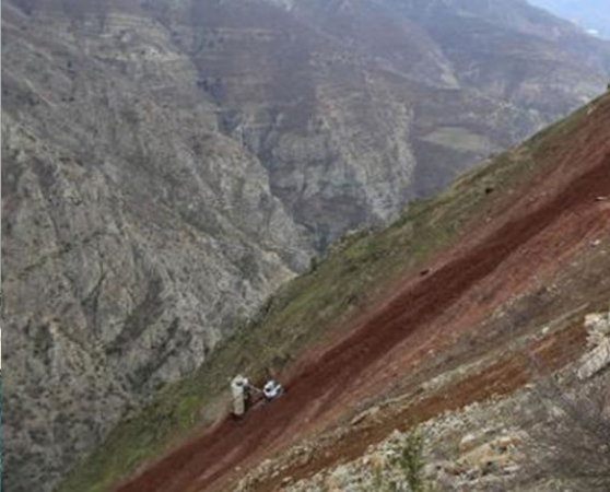 Hafriyat dökmeye giden kamyon uçurumdan yuvarlandı