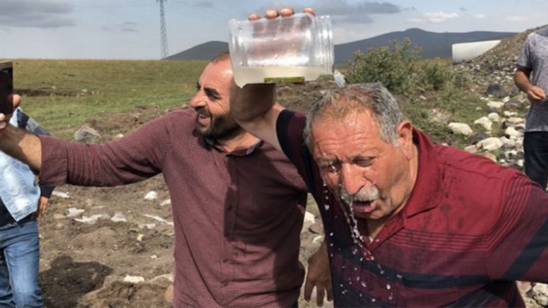 Çocuklar su kaynağı buldu, köylüler sulu kutlama yaptı