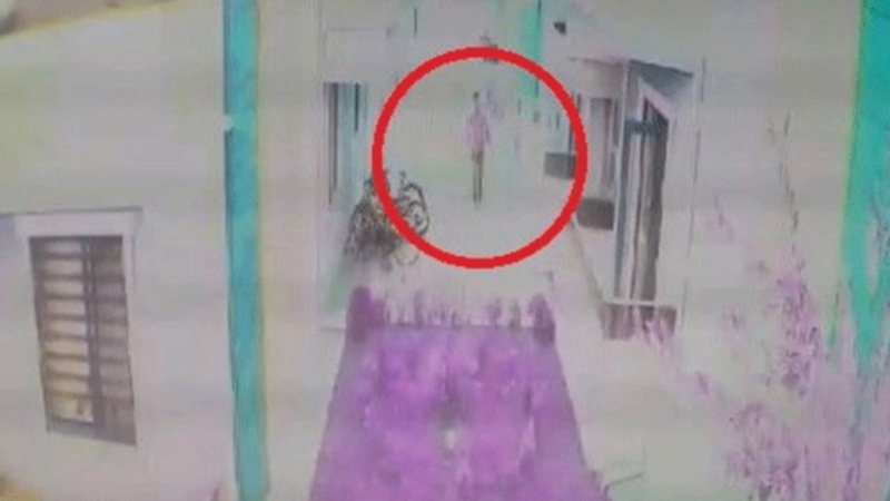 Kuryeye kapıyı açan kadın hayatının şokunu yaşadı