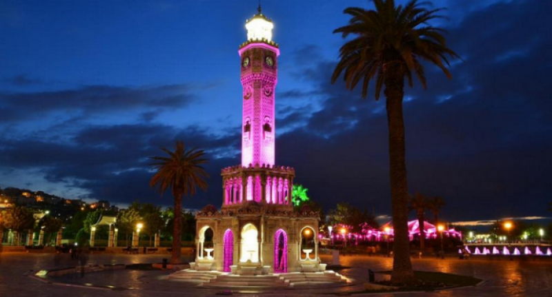 İzmir Saat Kulesini mor renkle ışıklandırdı