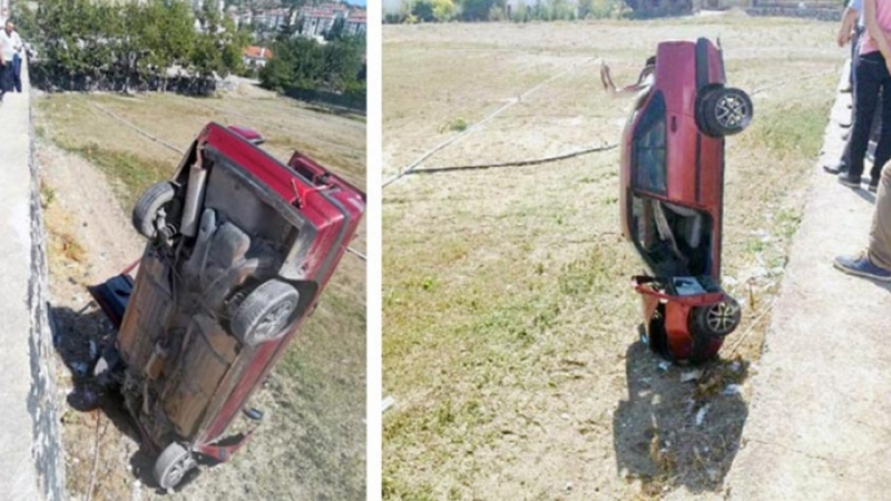 Kaza yapan otomobil çakılı kaldı