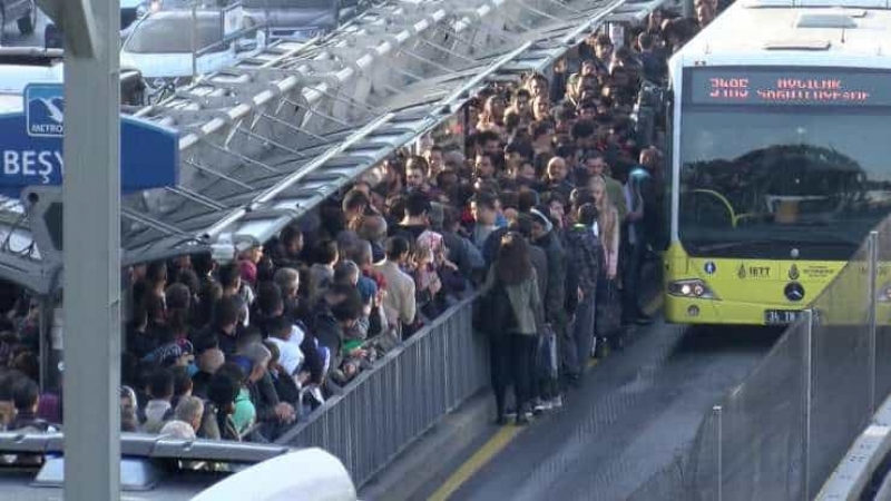 İstanbullunun sabah çilesi: Metrobüs arızalanınca duraklar doldu taştı