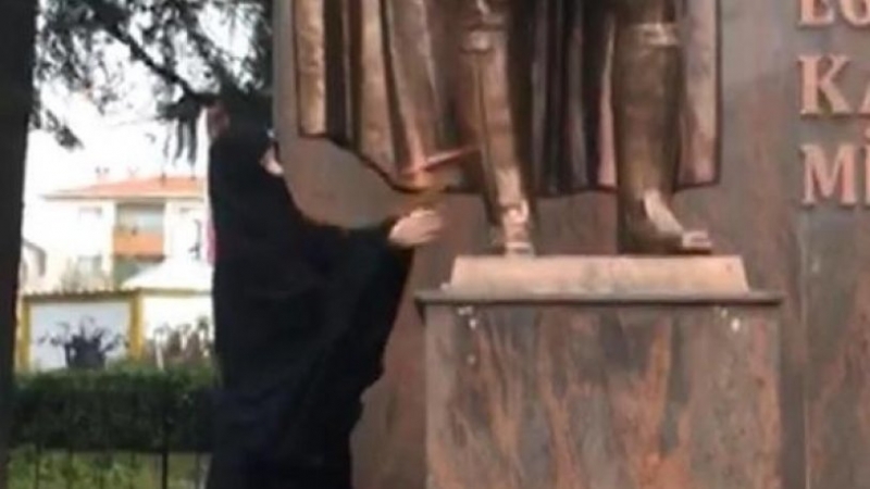 Atatürk Anıtına baltalı saldırı!