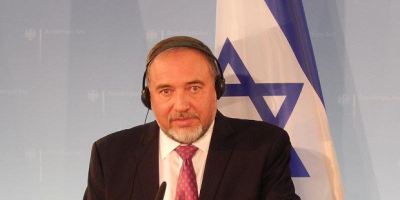 İsrail Savunma Bakanı istifa etti