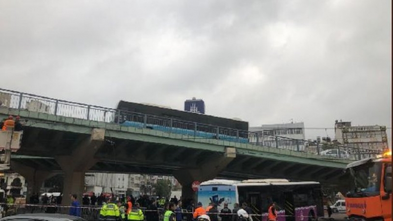 İstanbulda otobüs kaza yaptı: Tramvay seferleri durdu