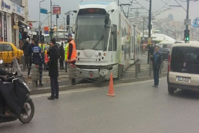 İstanbul’da tramvay raydan çıktı! Seferlerde aksama
