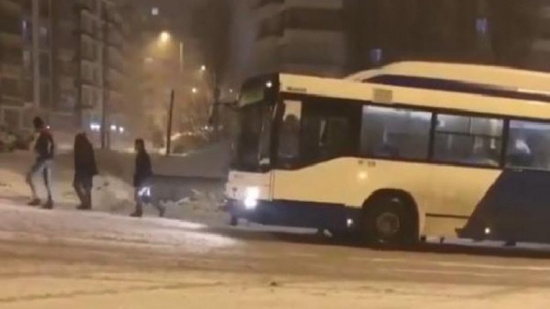 Kar yağışı hayatı felç etti: Araçlar yolda kaldı