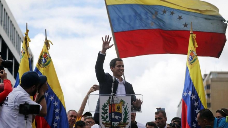 Guaido, Maduro’yu devirebilmek için askerlerle görüşüyor