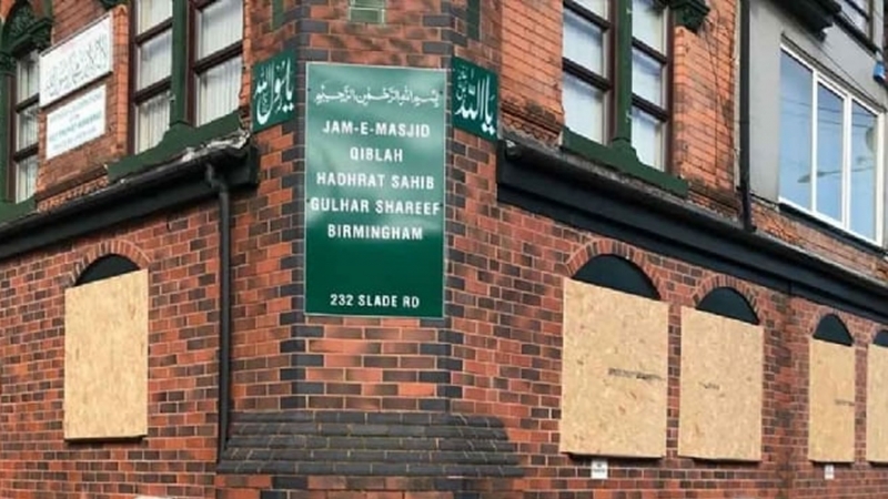 İngilterede dün akşam 4 camiye saldırı düzenlendi